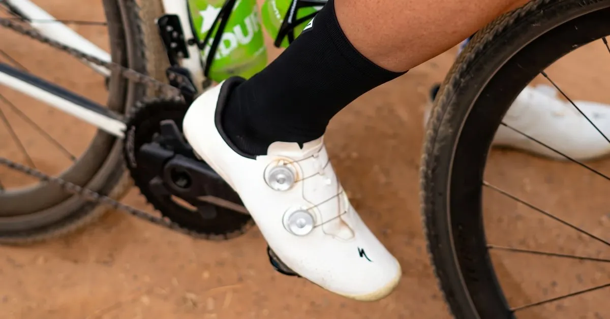 Deux coureurs sur chemin de terre avec les chaussettes Versus Socks Active noires