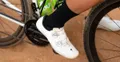 Deux coureurs sur chemin de terre avec les chaussettes Versus Socks Active noires