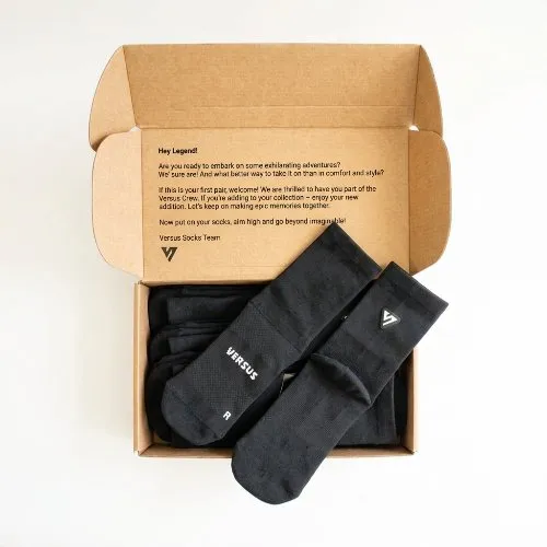Chaussettes Versus Socks Classic Active Crew Tab noires dans leur boîte d'expédition