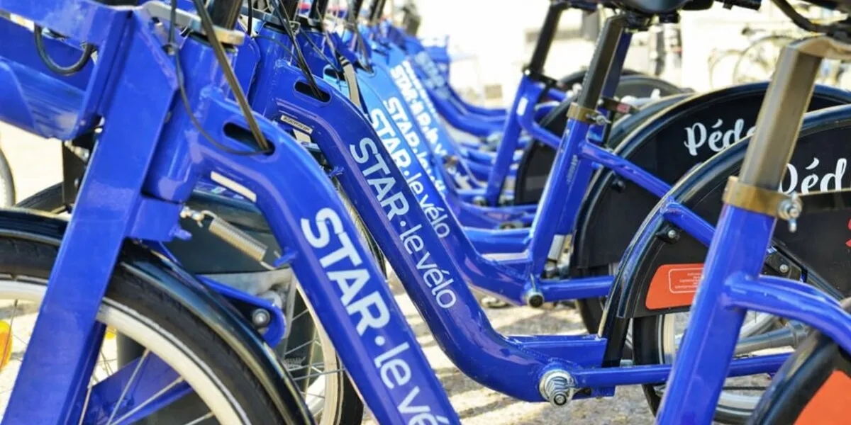 Vélos STAR le vélo en libre-service alignés sur une place du centre de Rennes