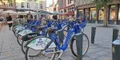 Vélos STAR le vélo en libre-service alignés sur une place du centre de Rennes
