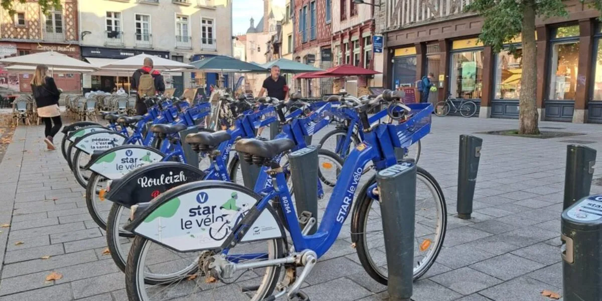 Vélos STAR le vélo en libre-service alignés sur une place du centre de Rennes