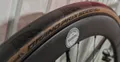 Pneu Continental Grand Prix 5000 STR à flanc tan monté sur une jante carbone 50 mm de l'atelier Tregoride Trébeurden