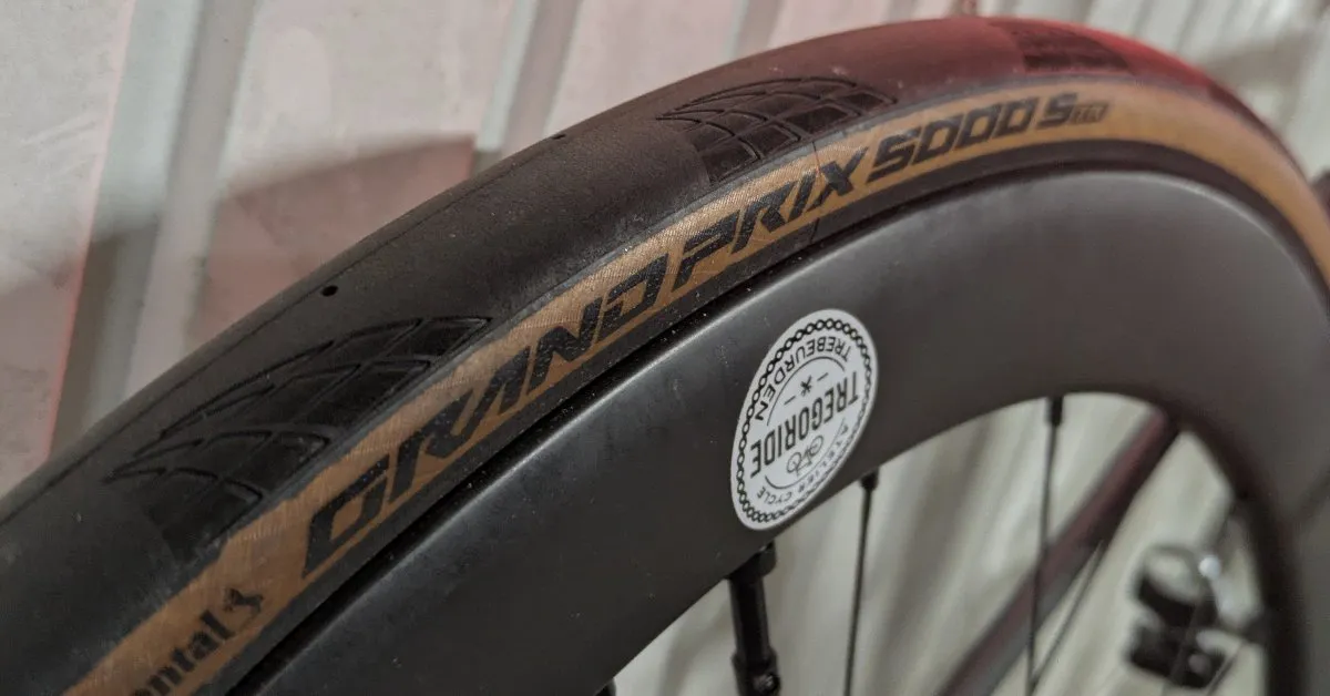 Pneu Continental Grand Prix 5000 STR à flanc tan monté sur une jante carbone 50 mm de l'atelier Tregoride Trébeurden